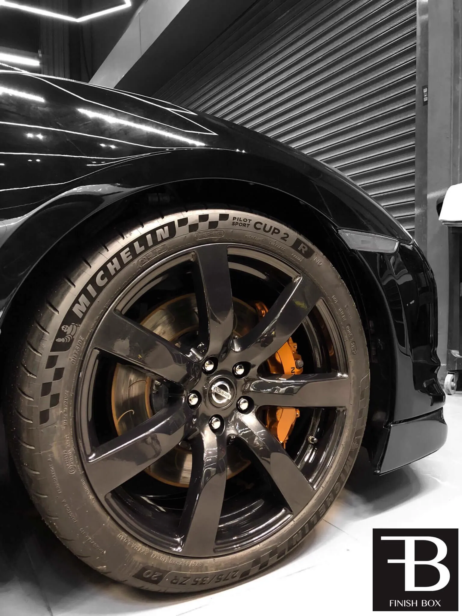 Detalhe de roda e pinça do Nissan GT-R