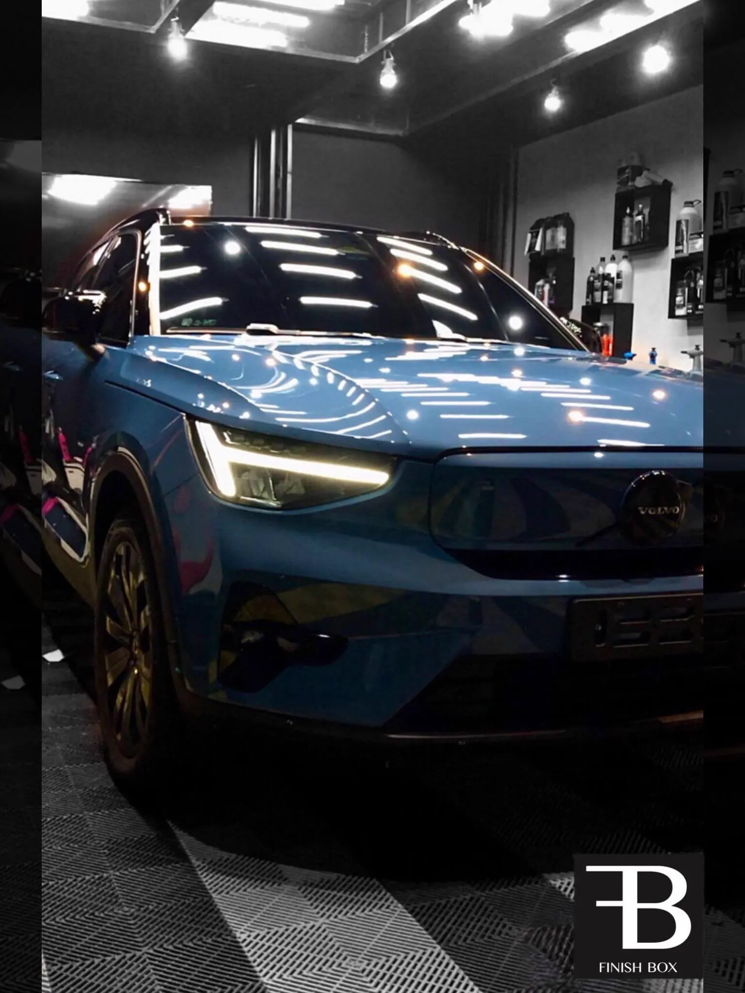 Volvo XC40 Recharge azul